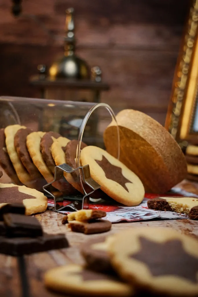 Weihnachtskekse mit Schokoladenstern in gemütlicher, rustikaler Atmosphäre, fotografiert von Studio Visionelle.