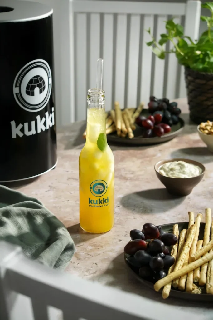 Studio Visionelle: Mediterranes Produktfoto eines Kukki Cocktails im Studio mit Weintrauben und knusprigen Grissinis