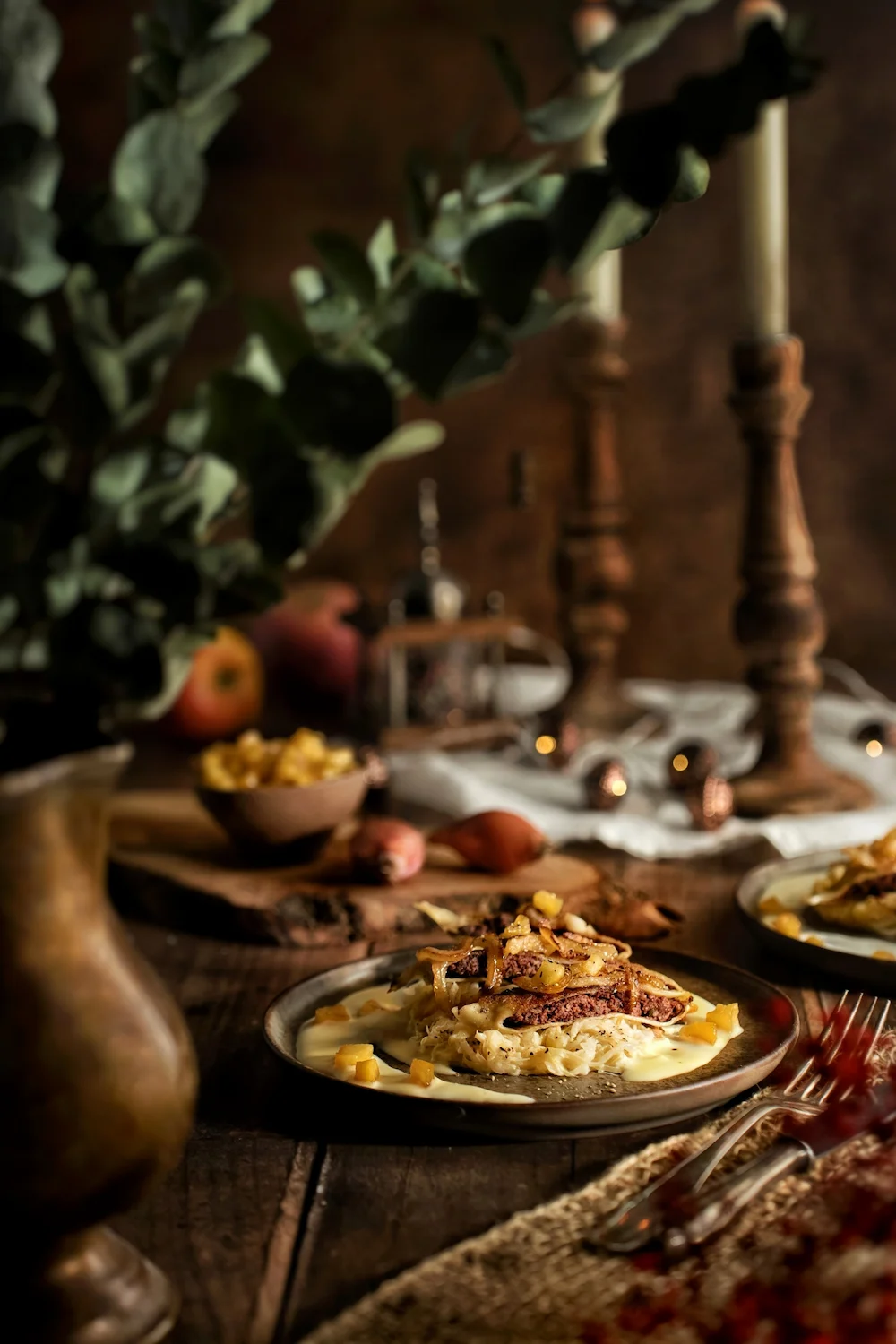 Maultaschen in eleganter, rustikaler Kulisse, stilvoll fotografiert von Studio Visionelle.