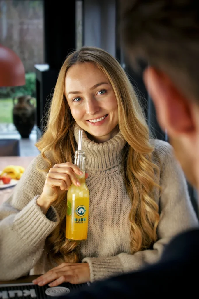 Lifestyle Shooting mit Models für Kukki Cocktail in authentischer Alltagskulisse, fotografiert von Studio Visionelle.