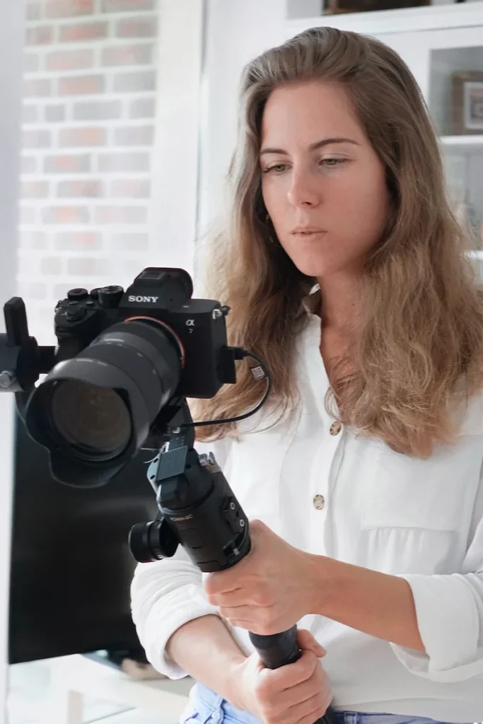 Videodreh mit Michelle und Gimbal auf Kontaktseite von Visuelle Studio – Food Fotografie und Drink Fotografie in Hannover